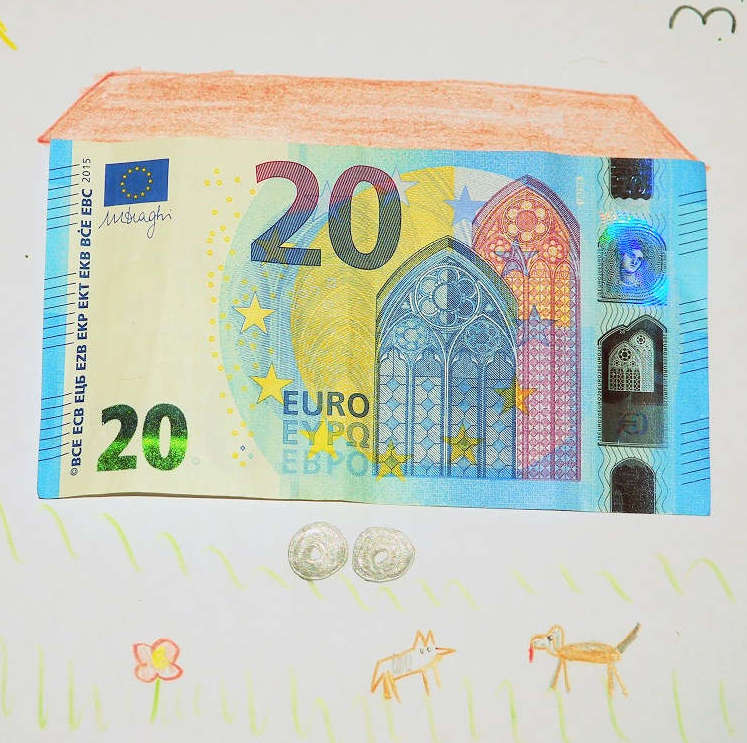 Darstellung eines Tiny Houses mit einem 20-Euro-Schein